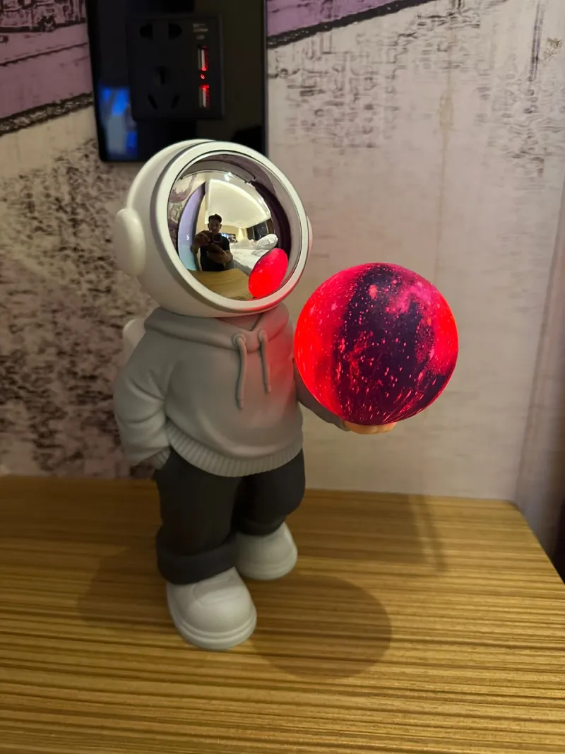 Astronaut lamp with Bluetooth speaker